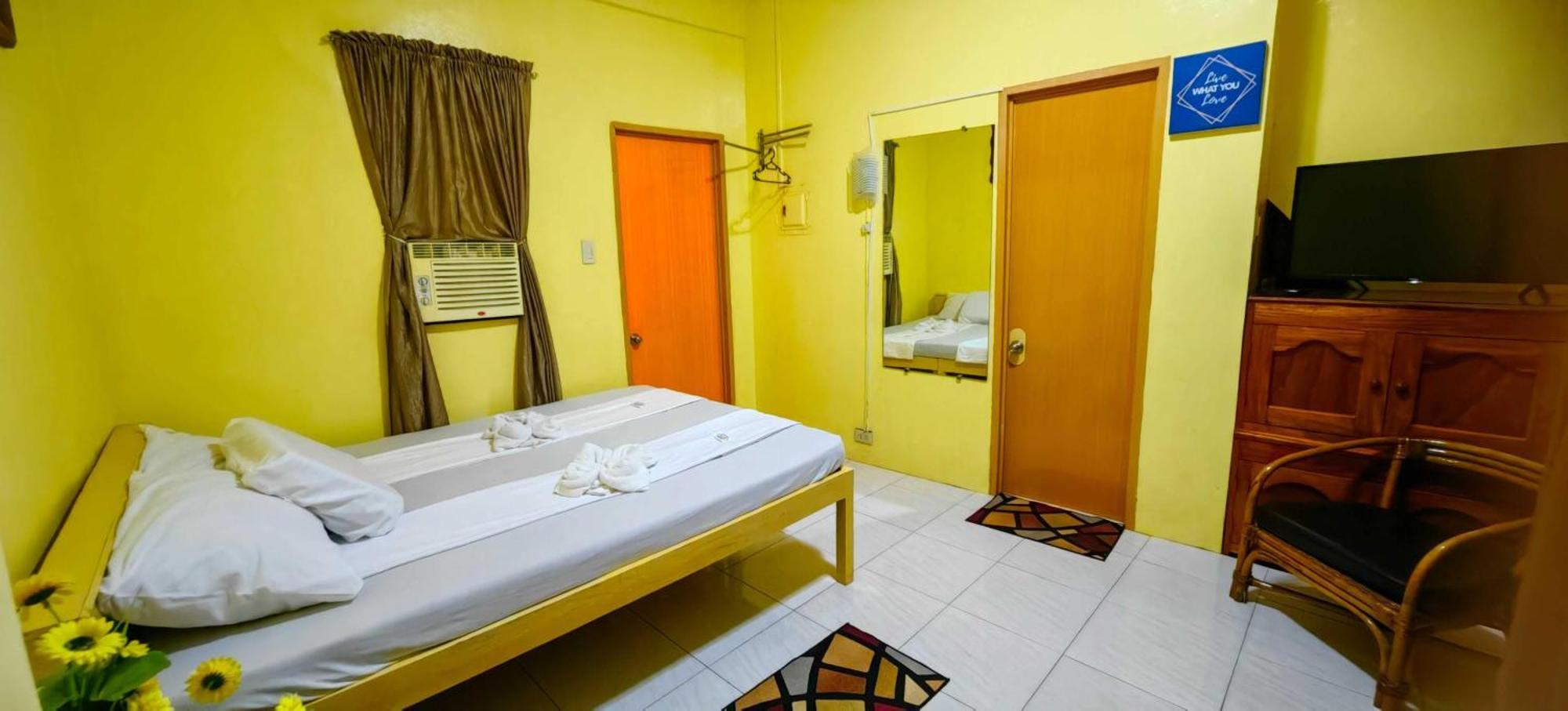 Las Residencias Bed And Breakfast Puerto Princesa Bagian luar foto