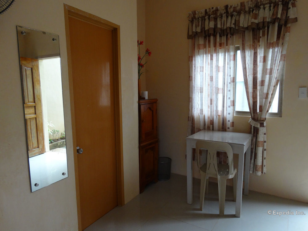 Las Residencias Bed And Breakfast Puerto Princesa Bagian luar foto